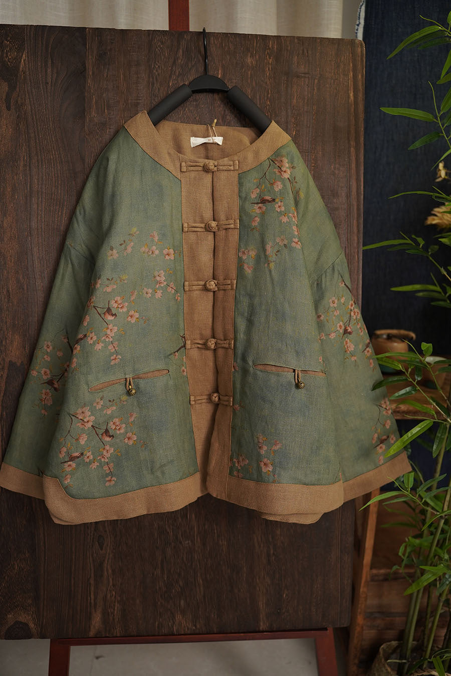 Linen Cotton Women Quilted Chinese Jacket with Vintage Print and Traditional Chinese Buttons 240111w