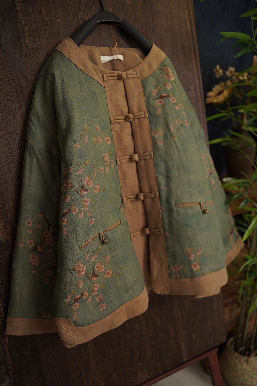 Linen Cotton Women Quilted Chinese Jacket with Vintage Print and Traditional Chinese Buttons 240111w